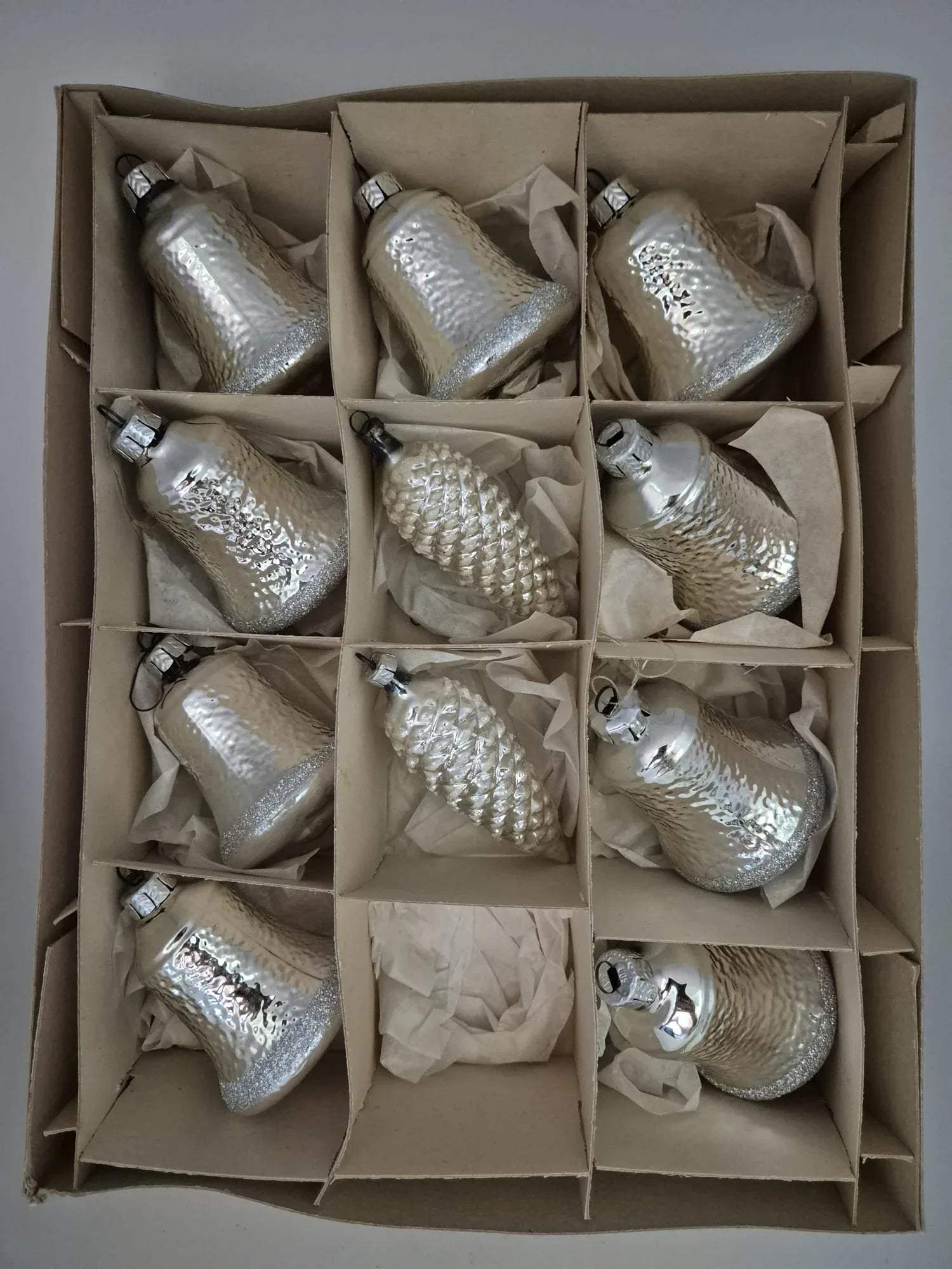 Christbaumschmuck – Glocken und Zapfen Silber
