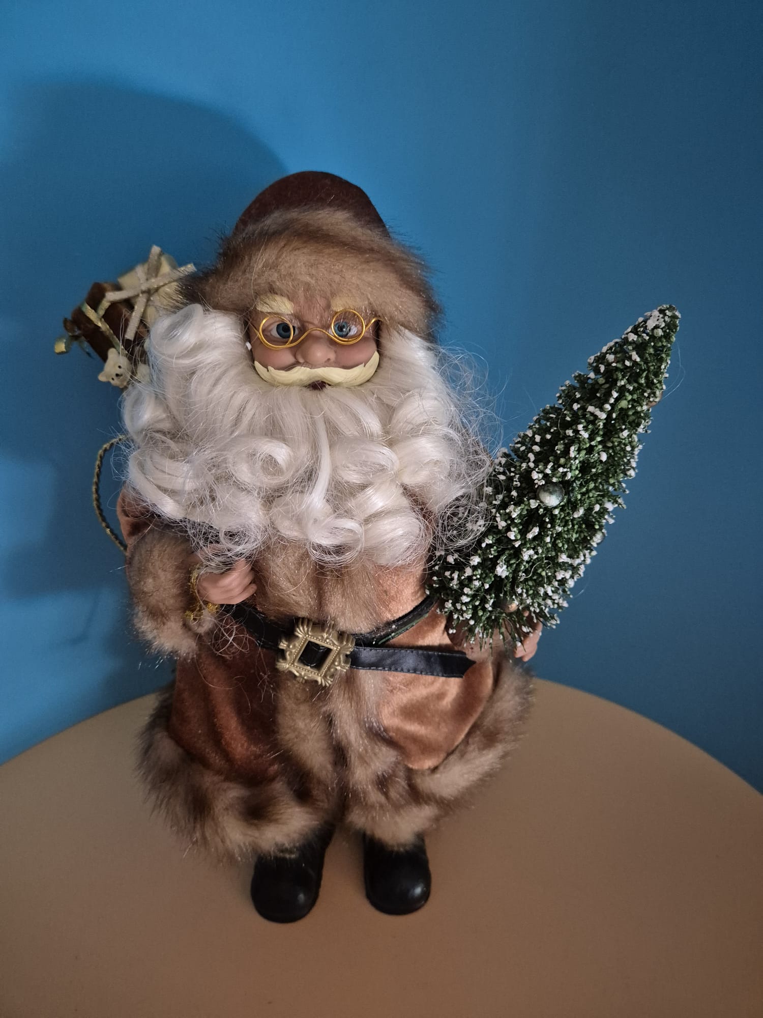 Weihnachtsmannfigur mit Baum und Geschenksack