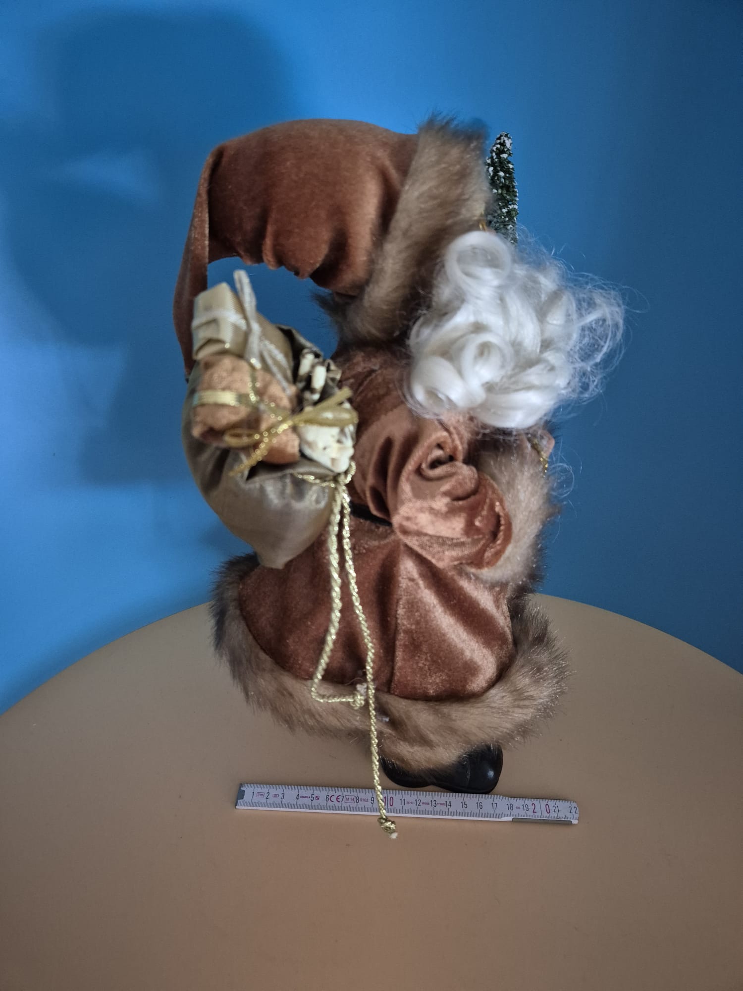 Weihnachtsmannfigur mit Baum und Geschenksack