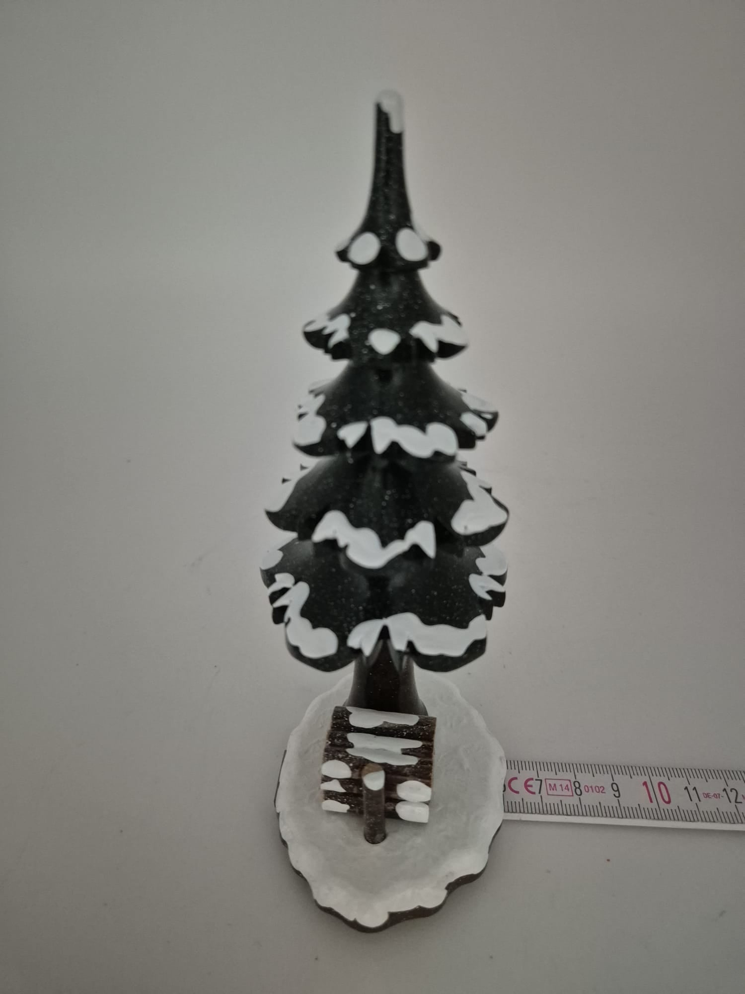 Holzbaum mit Schnee – Original Erzgebirge Hubrig