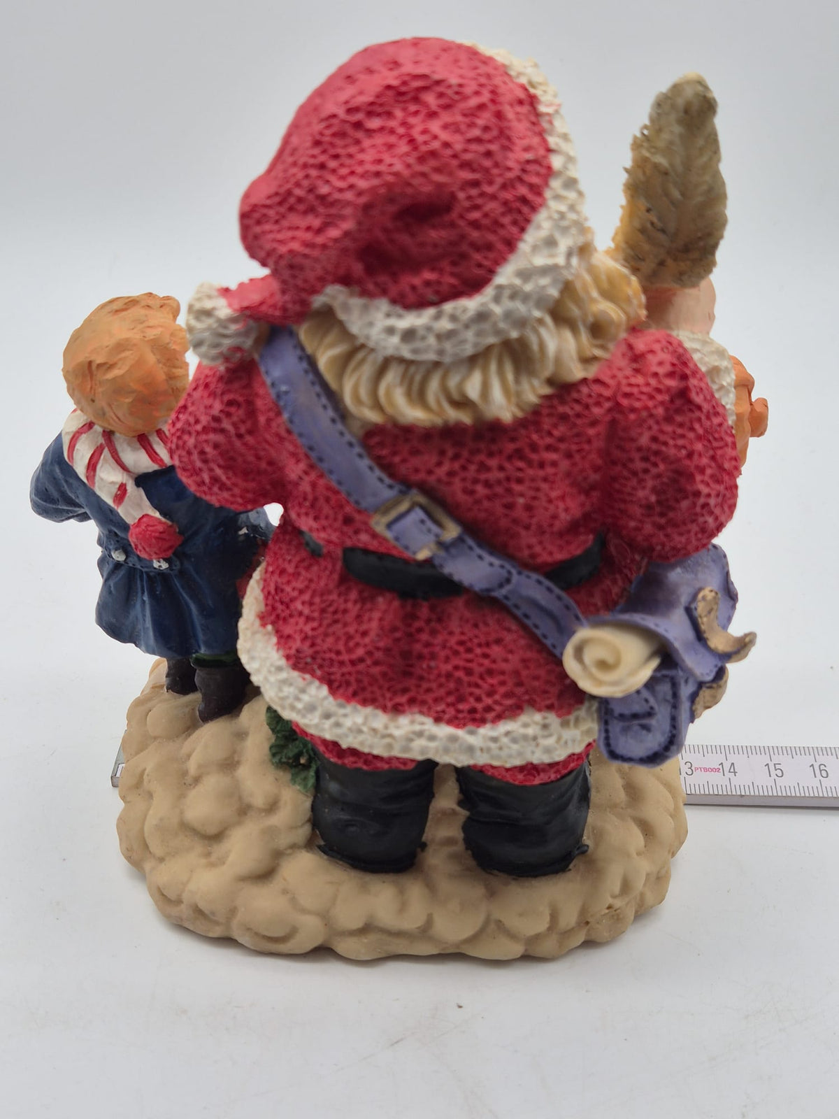 Weihnachtsmann mit Kindern und Geschenken – Weihnachtsfigur aus Kunststoffmasse – ca. 18 cm – OVP