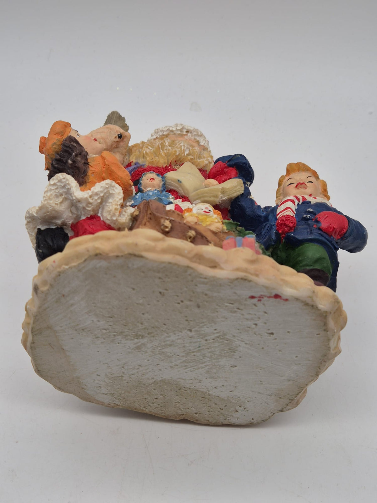 Weihnachtsmann mit Kindern und Geschenken – Weihnachtsfigur aus Kunststoffmasse – ca. 18 cm – OVP