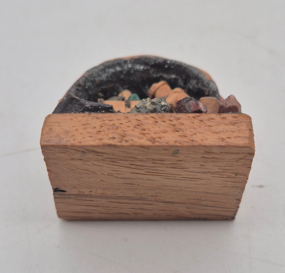 Miniatur-Bergwerk im Walnussschalen-Design – Bergmann mit Lore – Holz
