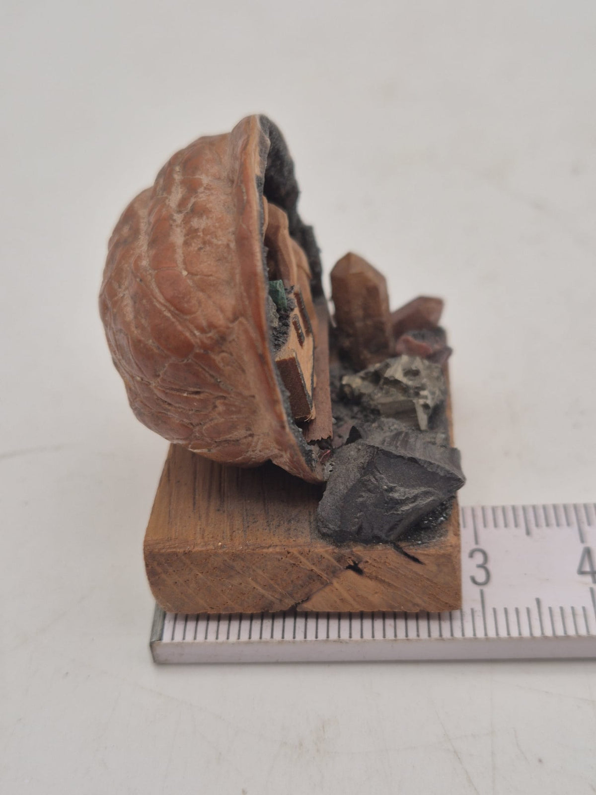 Miniatur-Bergwerk im Walnussschalen-Design – Bergmann mit Lore – Holz