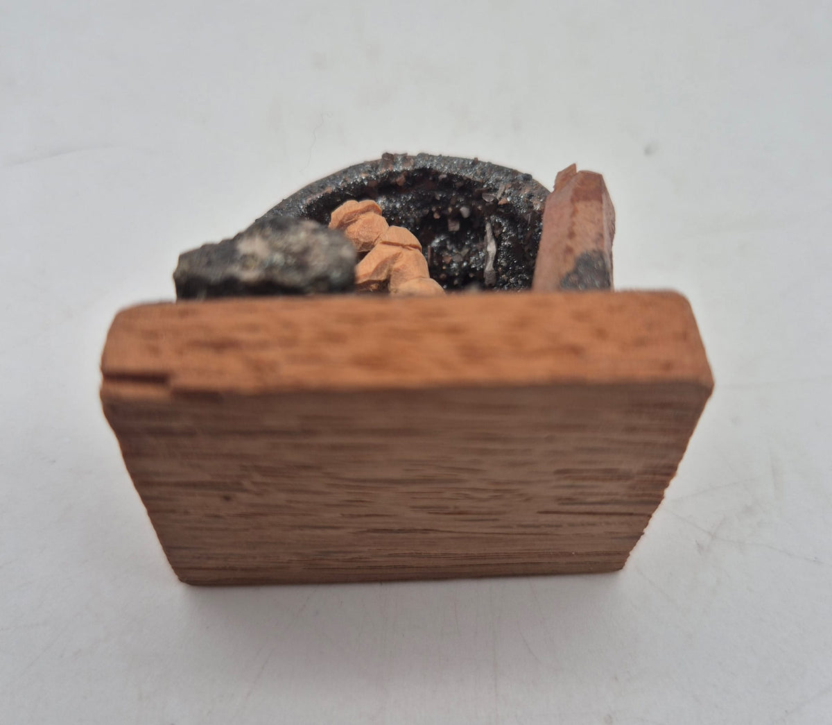 Miniatur-Bergwerk in Walnussschale – Bergmann mit Spitzhacke – Holz