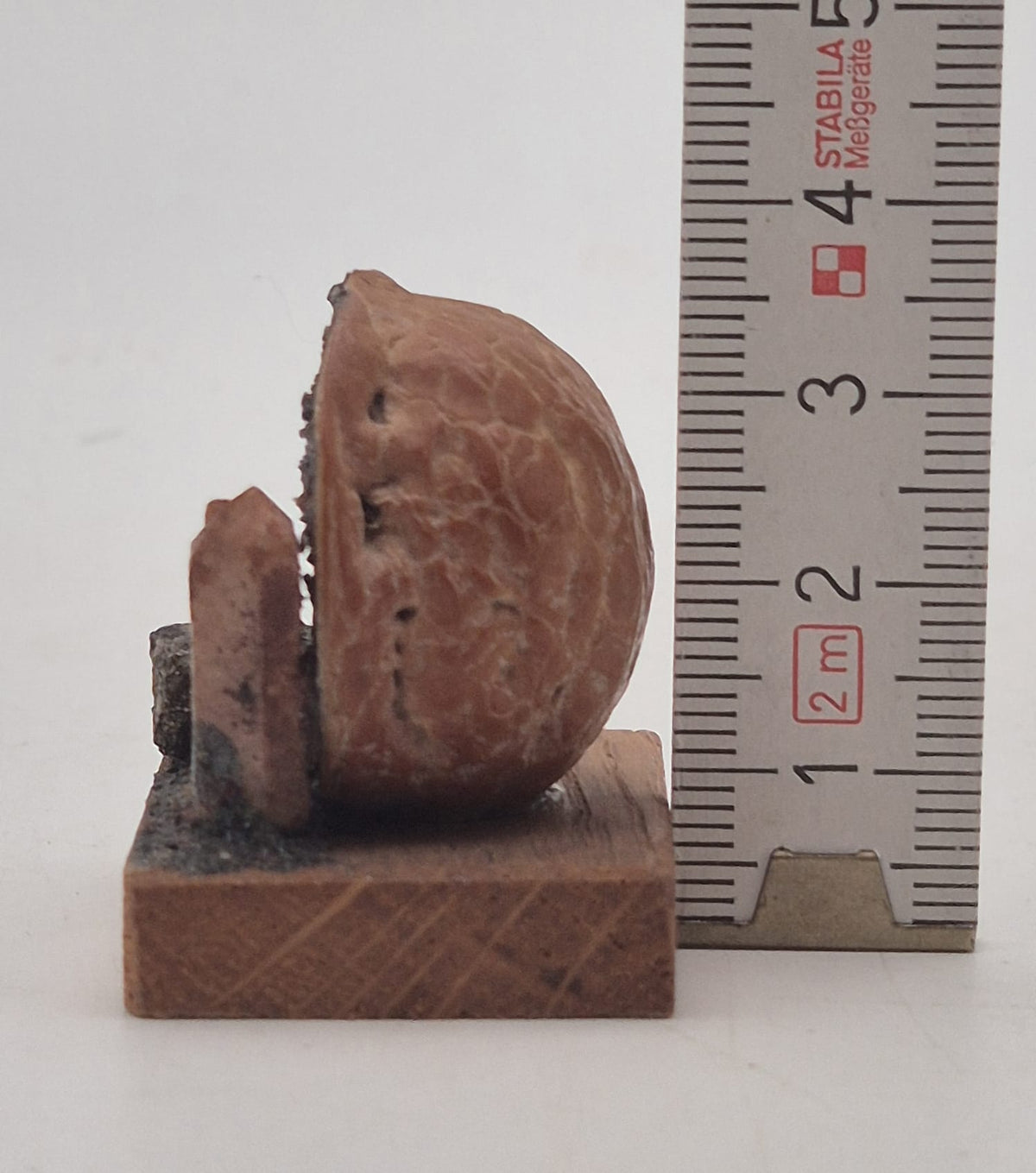 Miniatur-Bergwerk in Walnussschale – Bergmann mit Spitzhacke – Holz