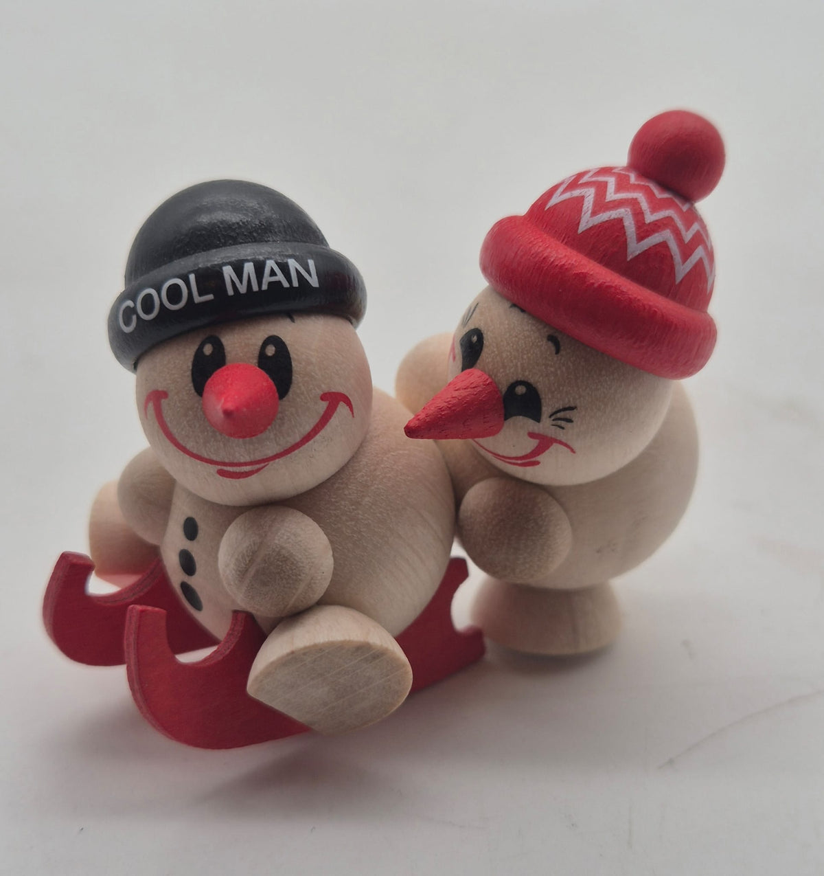 Cool Man Schneemänner Erzgebirge, Freddy schiebt Schlitten – ca. 4,5 cm