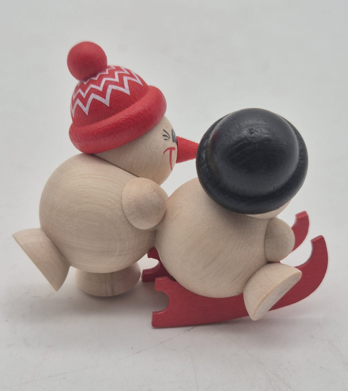 Cool Man Schneemänner Erzgebirge, Freddy schiebt Schlitten – ca. 4,5 cm