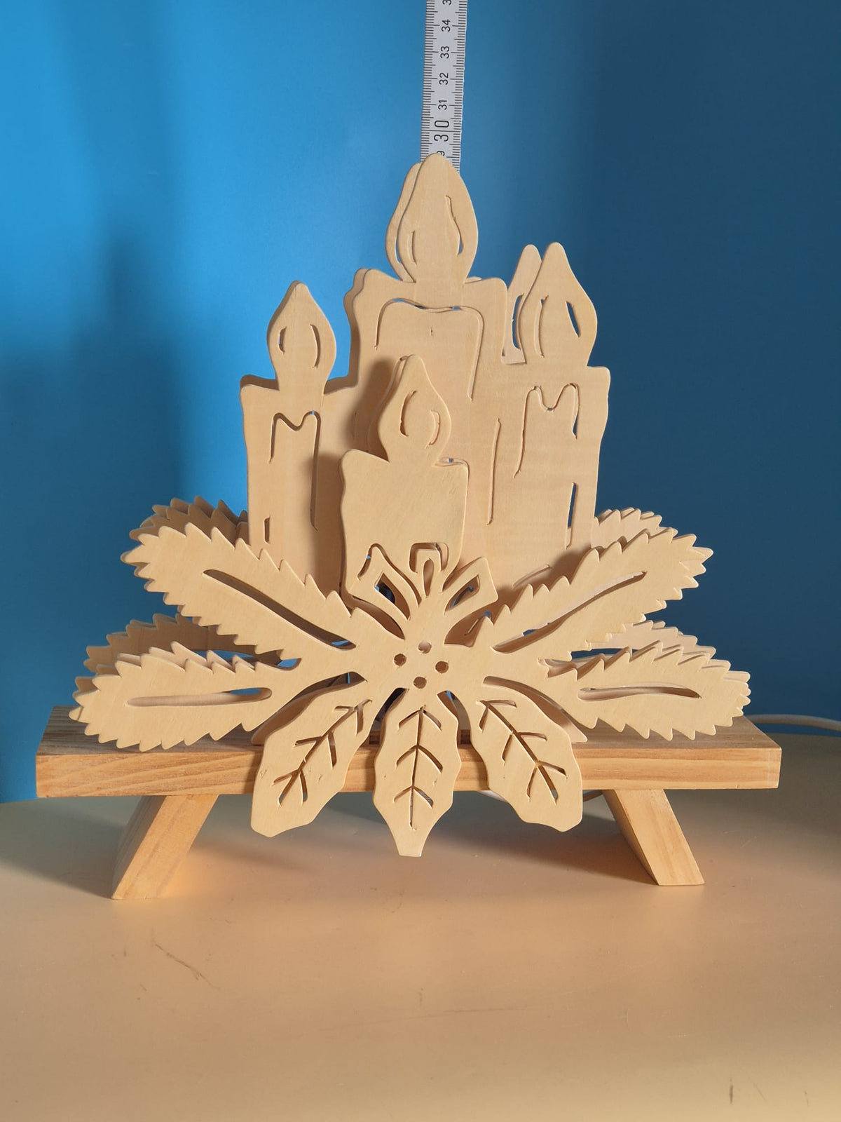 Elektrische Weihnachts-Standleuchte aus Holz – Kerzenmotiv mit Tannenzweigen – ca. 30 cm – OVP JB