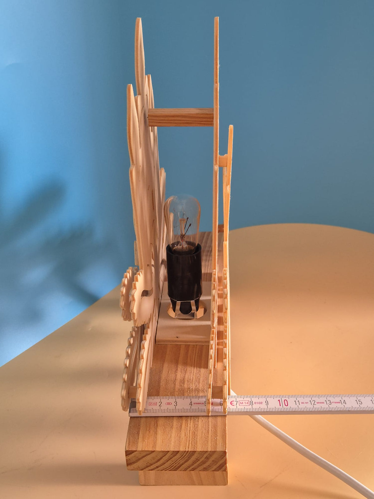 Elektrische Weihnachts-Standleuchte aus Holz – Kerzenmotiv mit Tannenzweigen – ca. 30 cm – OVP JB