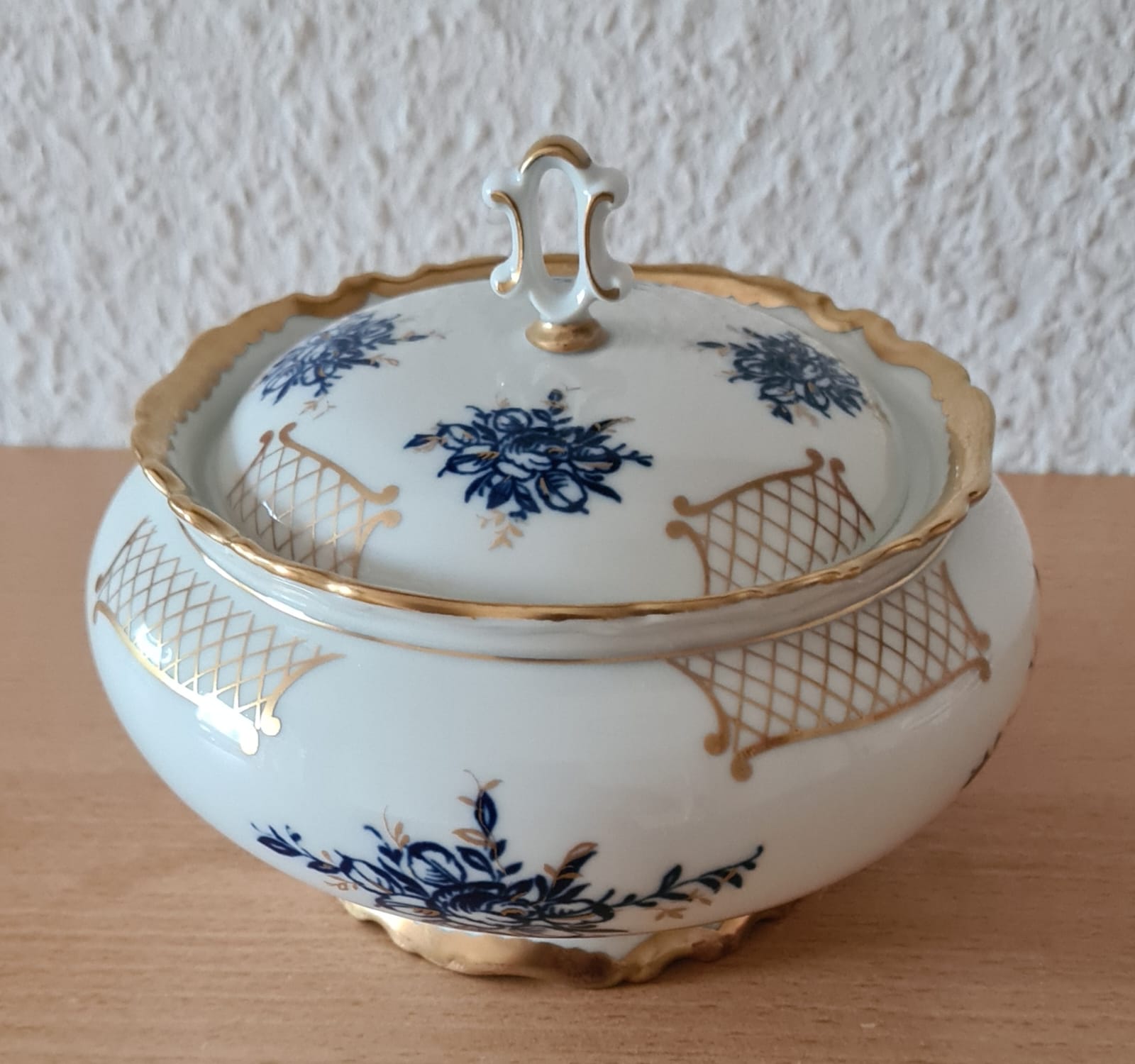Reichenbacher Porzellan Deckeldose, Bonboniere mit Blumenmuster und Goldrand