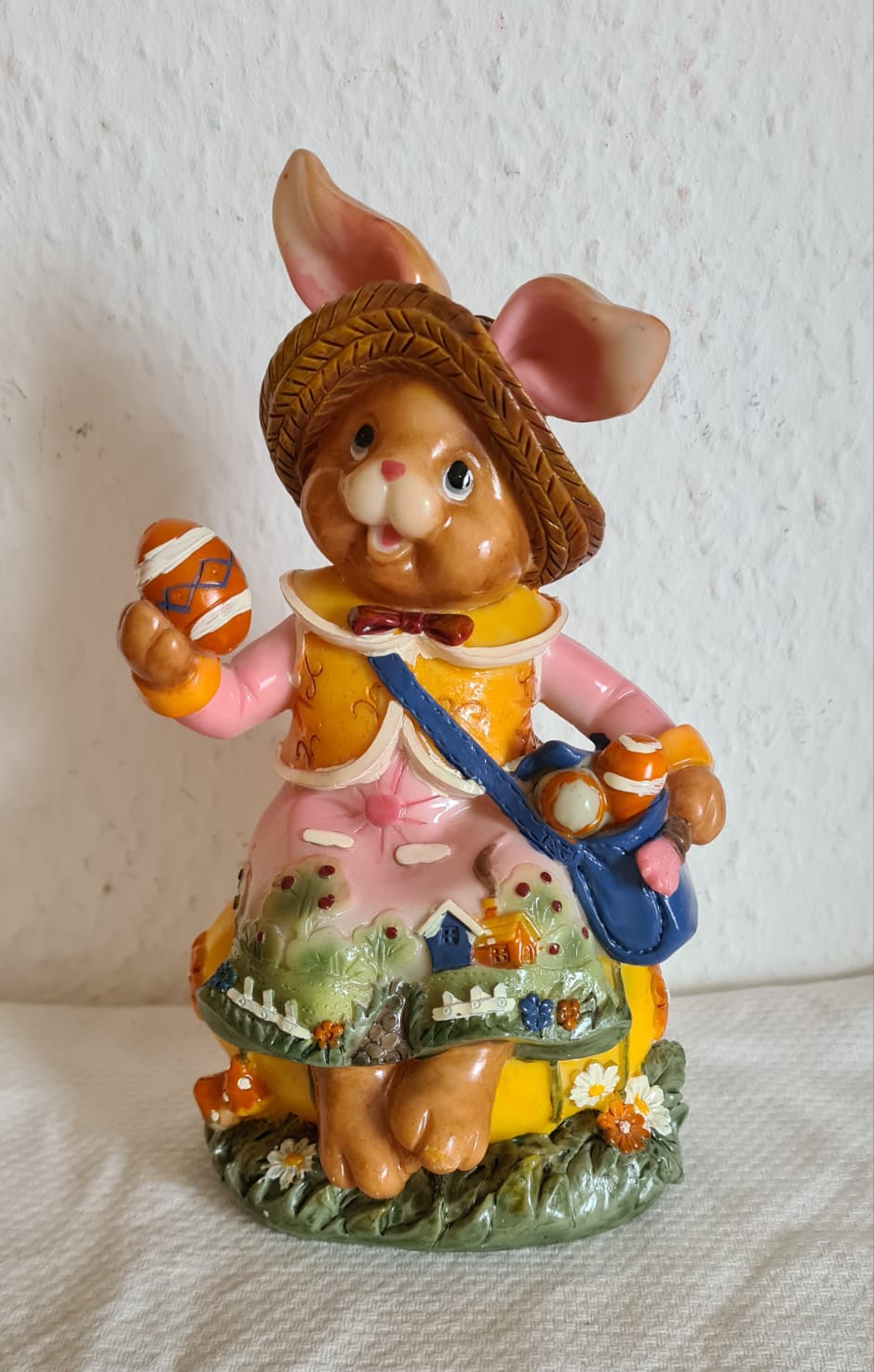 Osterhasenfigur mit Ostereiern, Osterhase aus Polyresin, Ostern