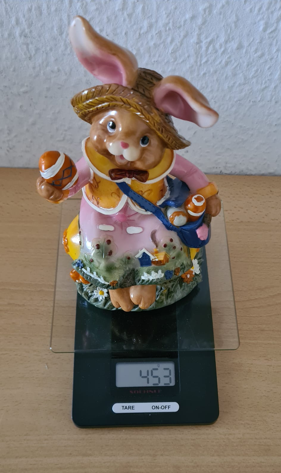 Osterhasenfigur mit Ostereiern, Osterhase aus Polyresin, Ostern