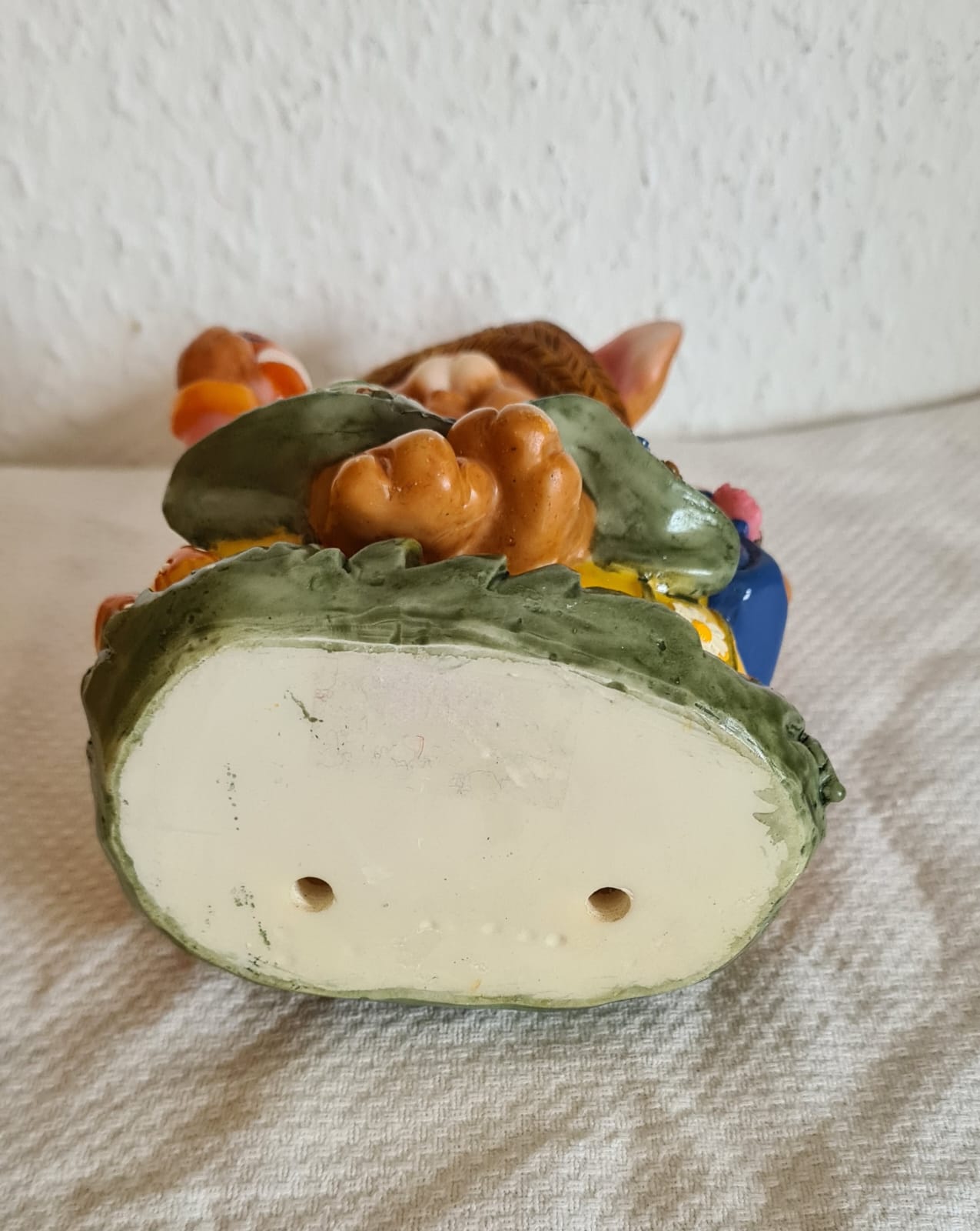 Osterhasenfigur mit Ostereiern, Osterhase aus Polyresin, Ostern