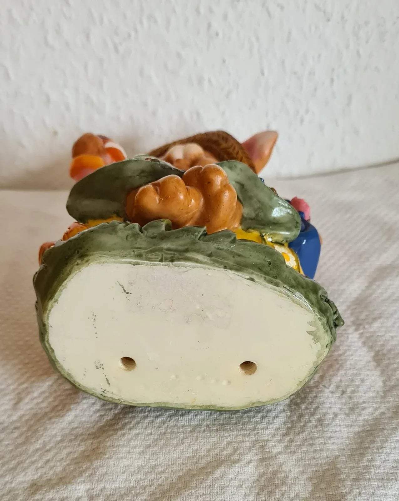 Osterhasenfigur mit Ostereiern, Osterhase aus Polyresin, Ostern