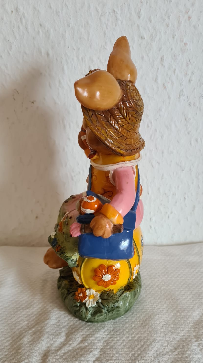 Osterhasenfigur mit Ostereiern, Osterhase aus Polyresin, Ostern