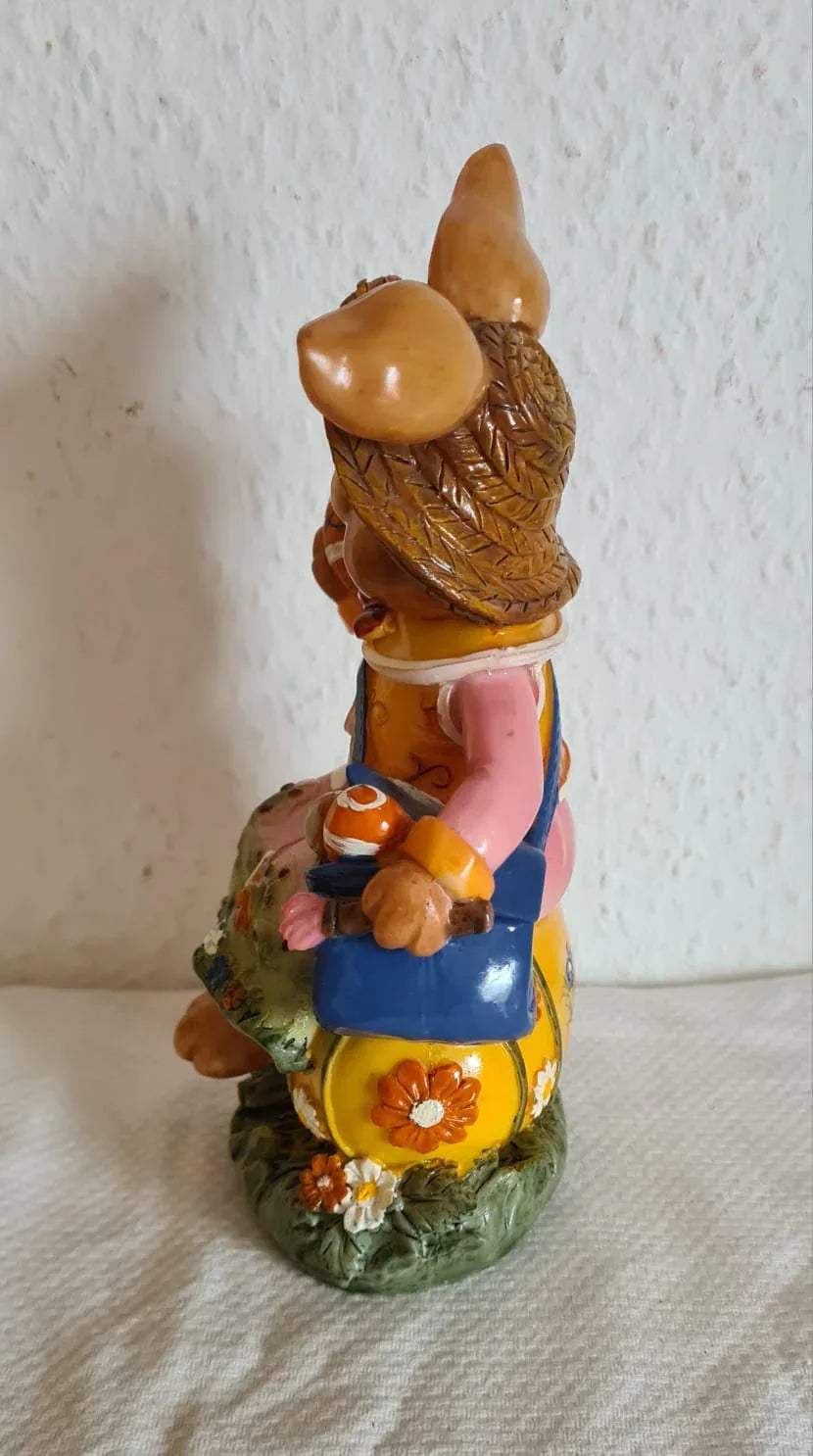 Osterhasenfigur mit Ostereiern, Osterhase aus Polyresin, Ostern