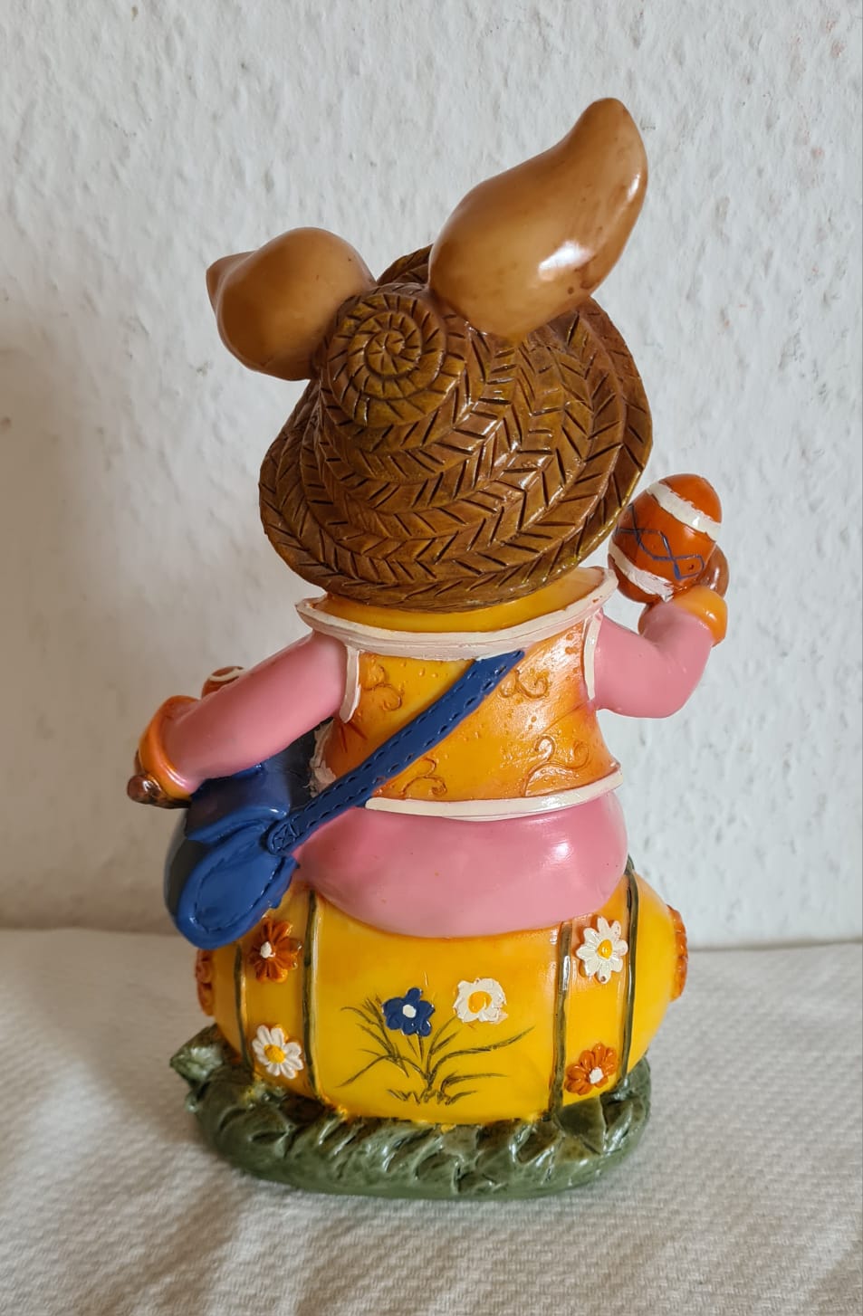 Osterhasenfigur mit Ostereiern, Osterhase aus Polyresin, Ostern