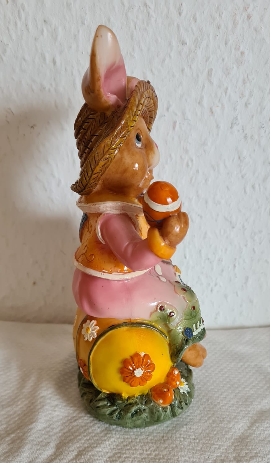 Osterhasenfigur mit Ostereiern, Osterhase aus Polyresin, Ostern