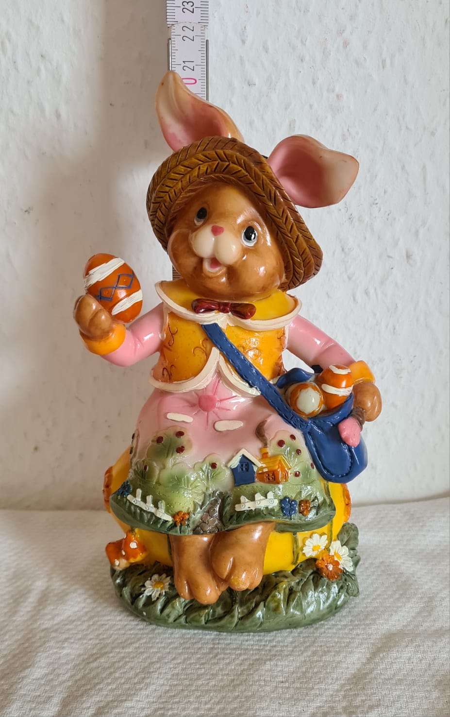 Osterhasenfigur mit Ostereiern, Osterhase aus Polyresin, Ostern