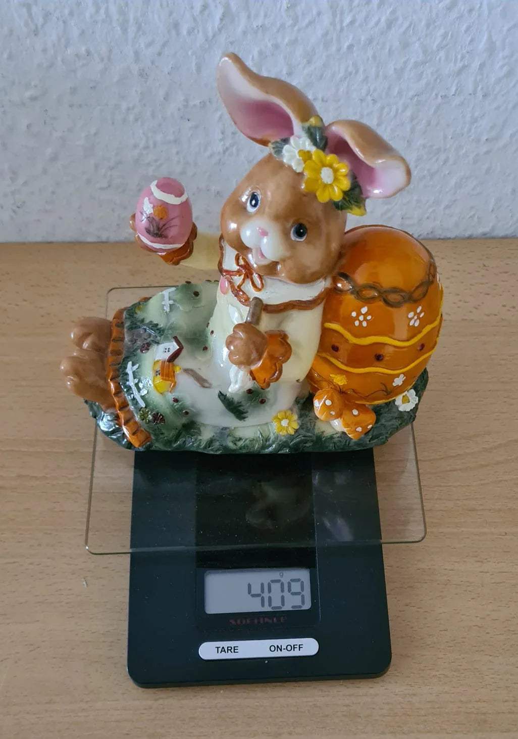 Osterhase mit Osterei, Osterfigur, Osterdekoration zu Ostern