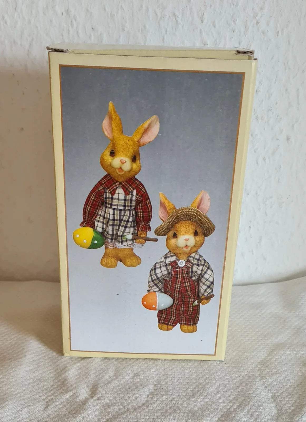 Osterdekoration Hasenpaar beim Eierbemalen, Hase und Häsin mit OVP
