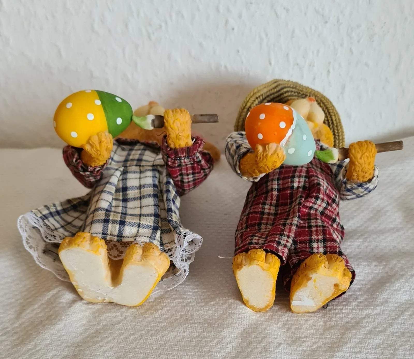 Osterdekoration Hasenpaar beim Eierbemalen, Hase und Häsin mit OVP