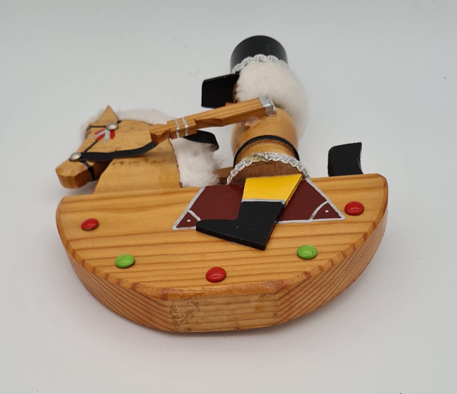 Altes Reiterlein auf Schaukelpferd aus Holz, Weihnachtsdekoration