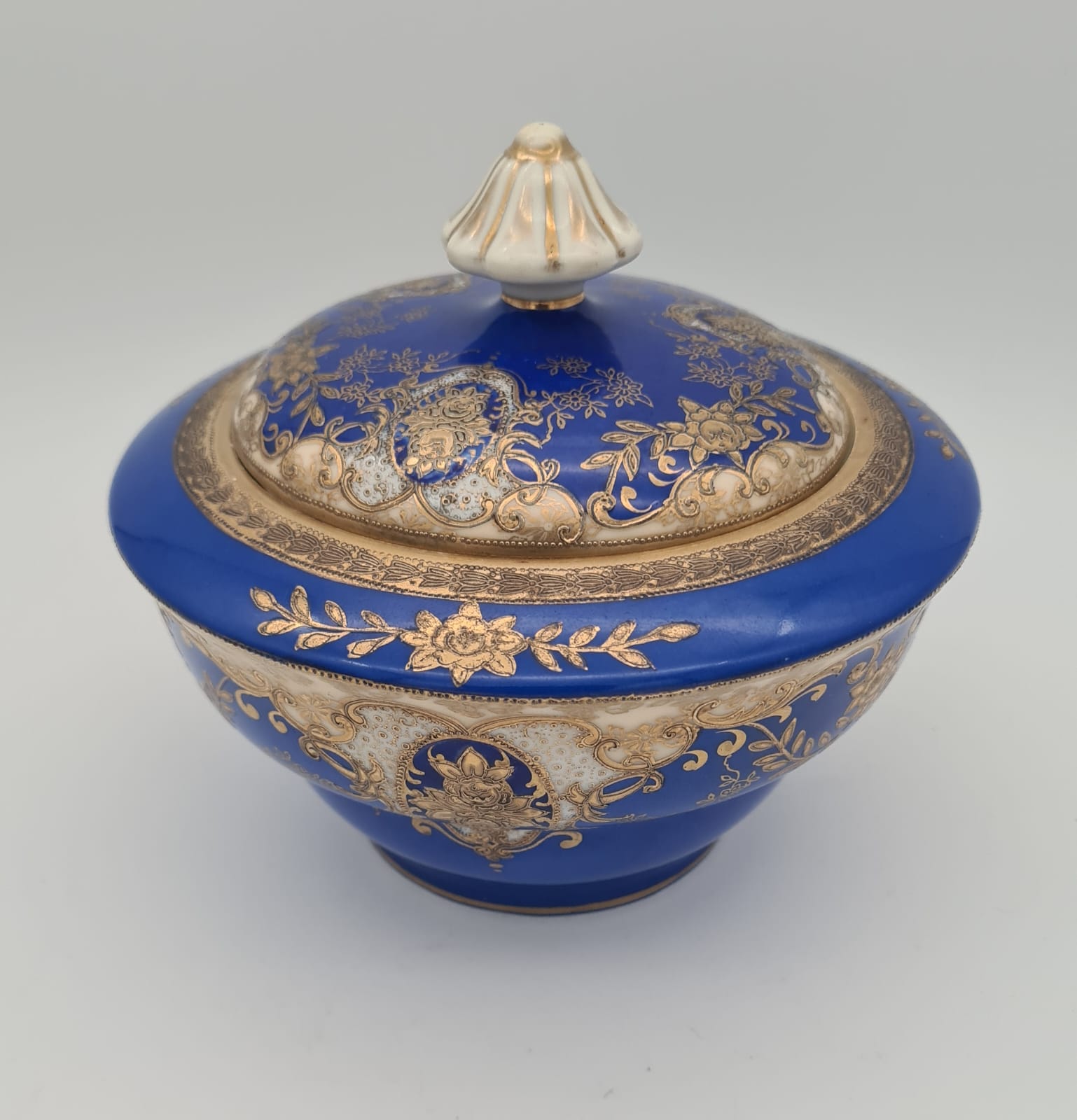 Deckeldose Meito Porzellan Japan handbemalt, Bonboniere