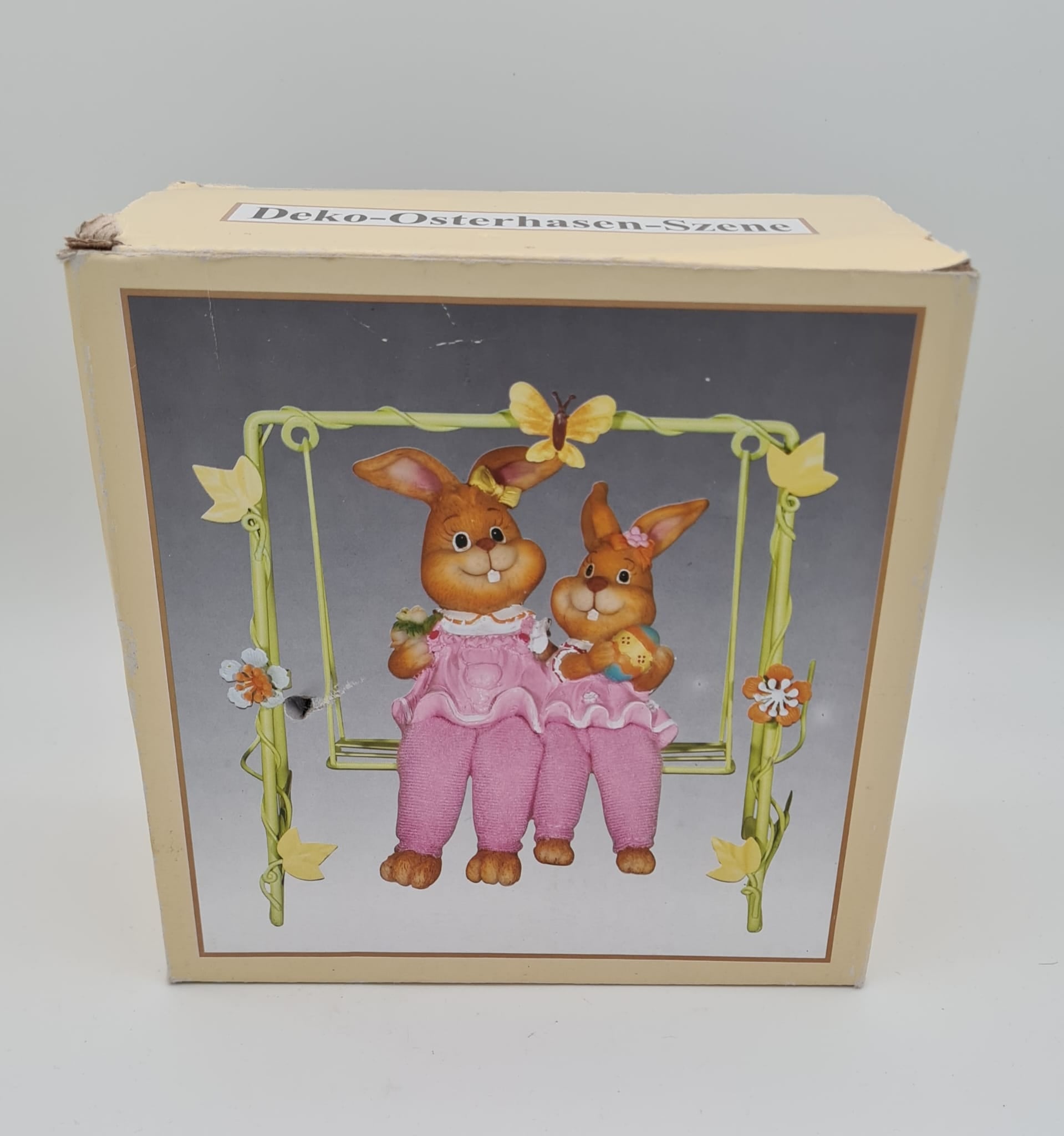 Deko-Osterhasen-Szene, Osterhase auf Schaukel, Osterdekoration