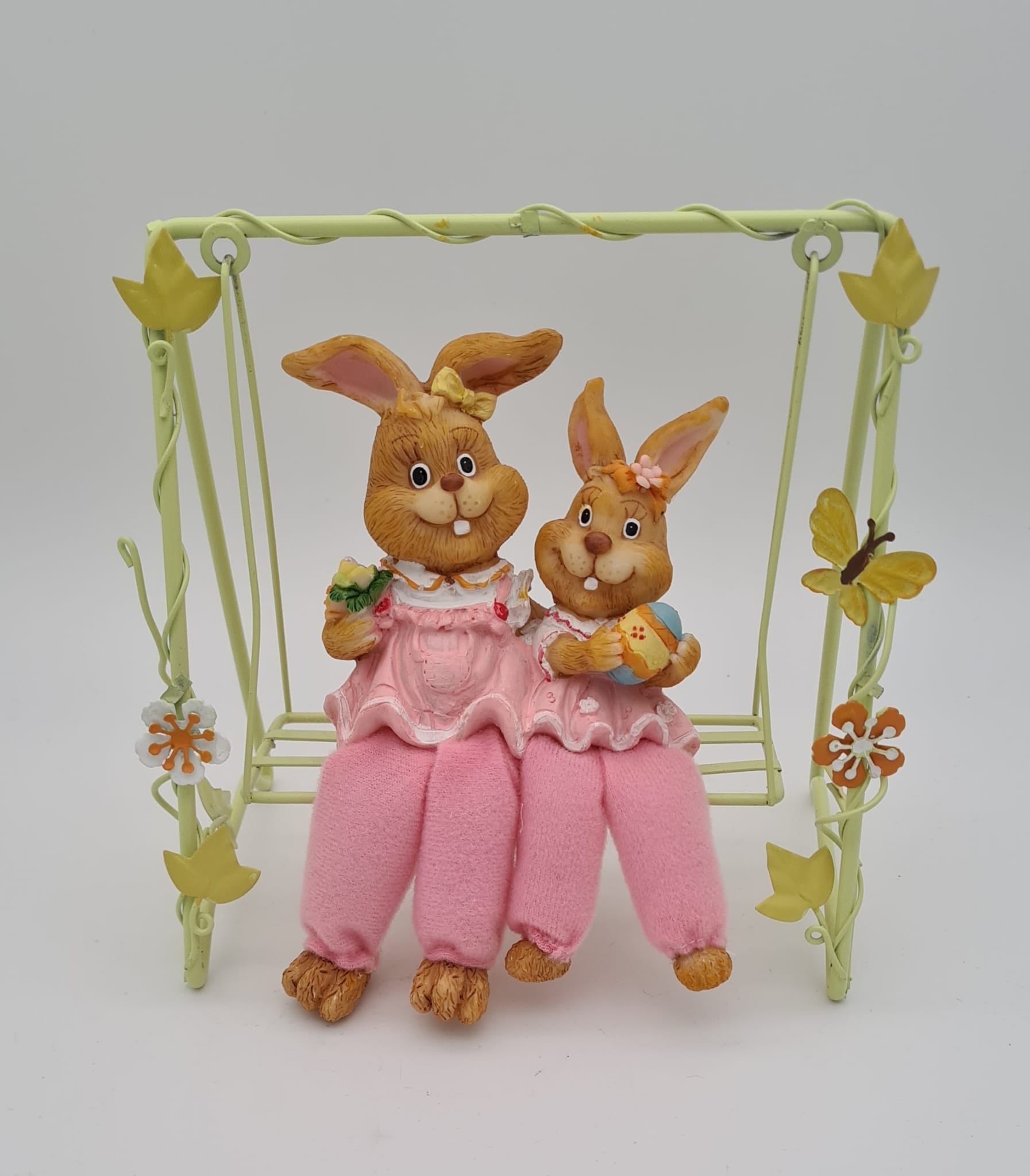 Deko-Osterhasen-Szene, Osterhase auf Schaukel, Osterdekoration