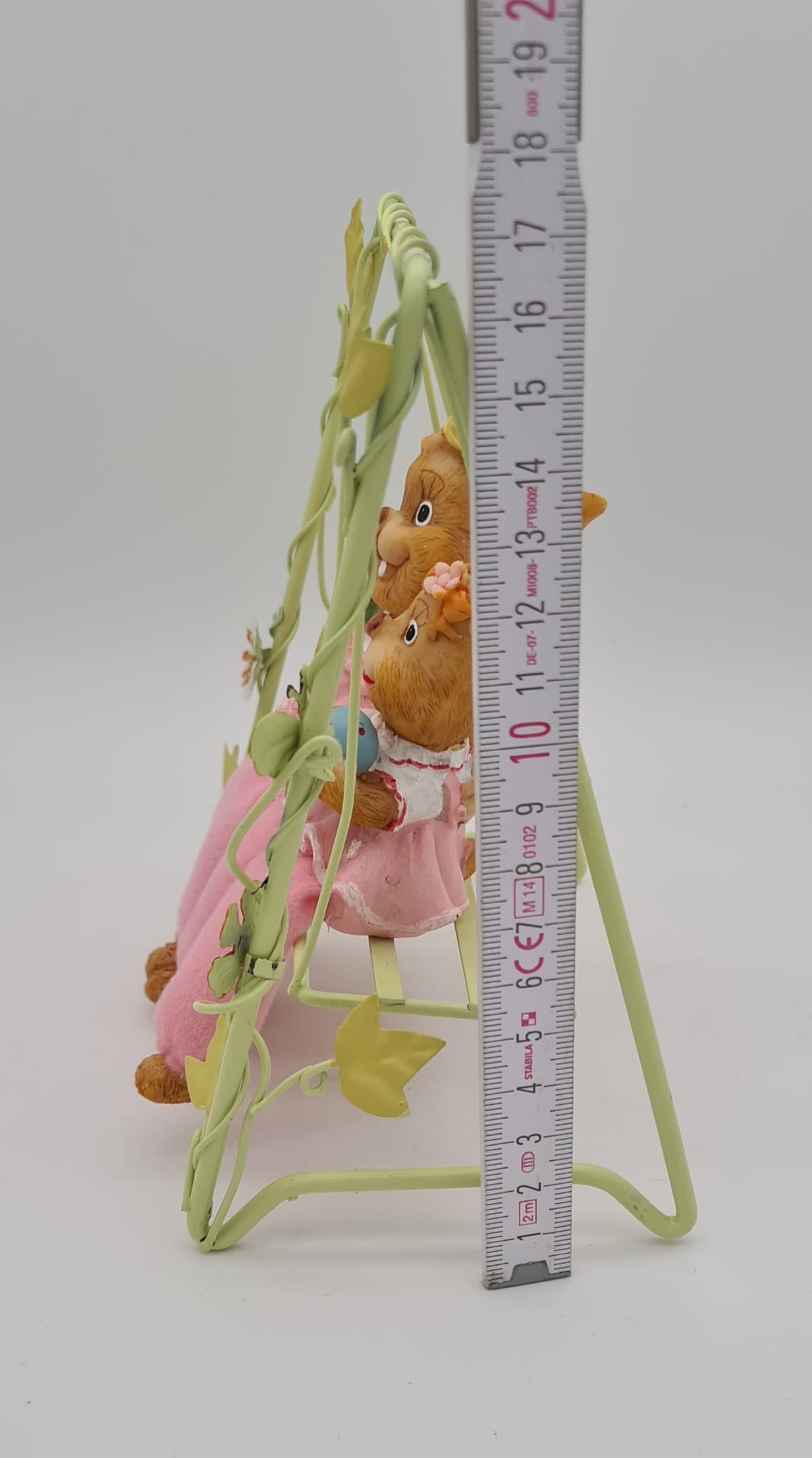 Deko-Osterhasen-Szene, Osterhase auf Schaukel, Osterdekoration