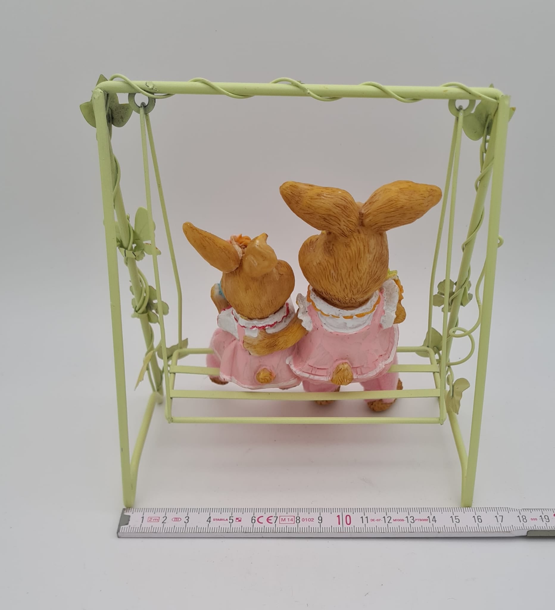 Deko-Osterhasen-Szene, Osterhase auf Schaukel, Osterdekoration