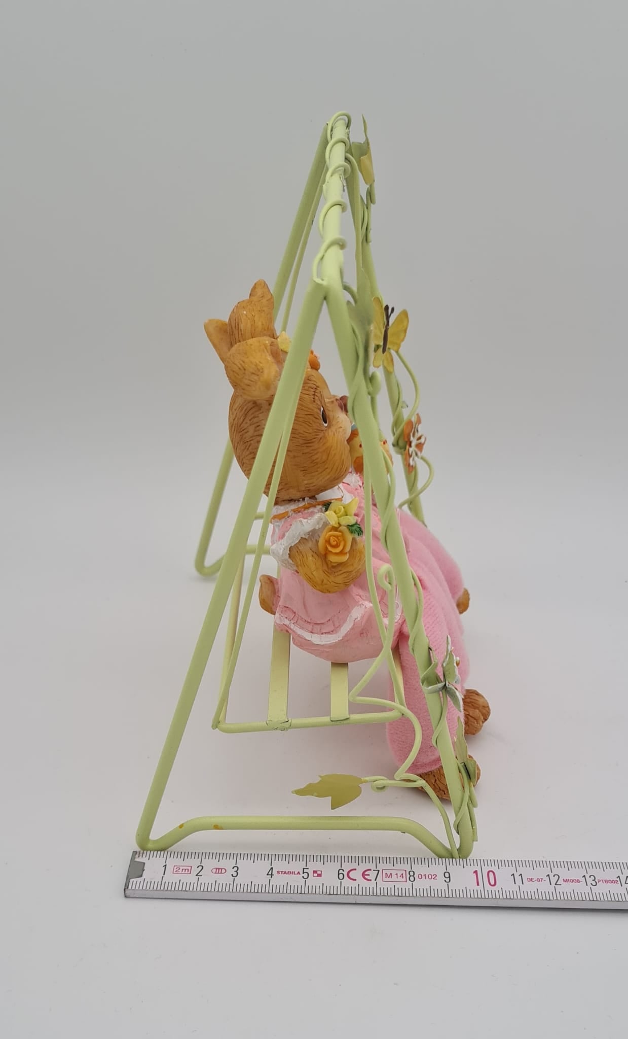 Deko-Osterhasen-Szene, Osterhase auf Schaukel, Osterdekoration