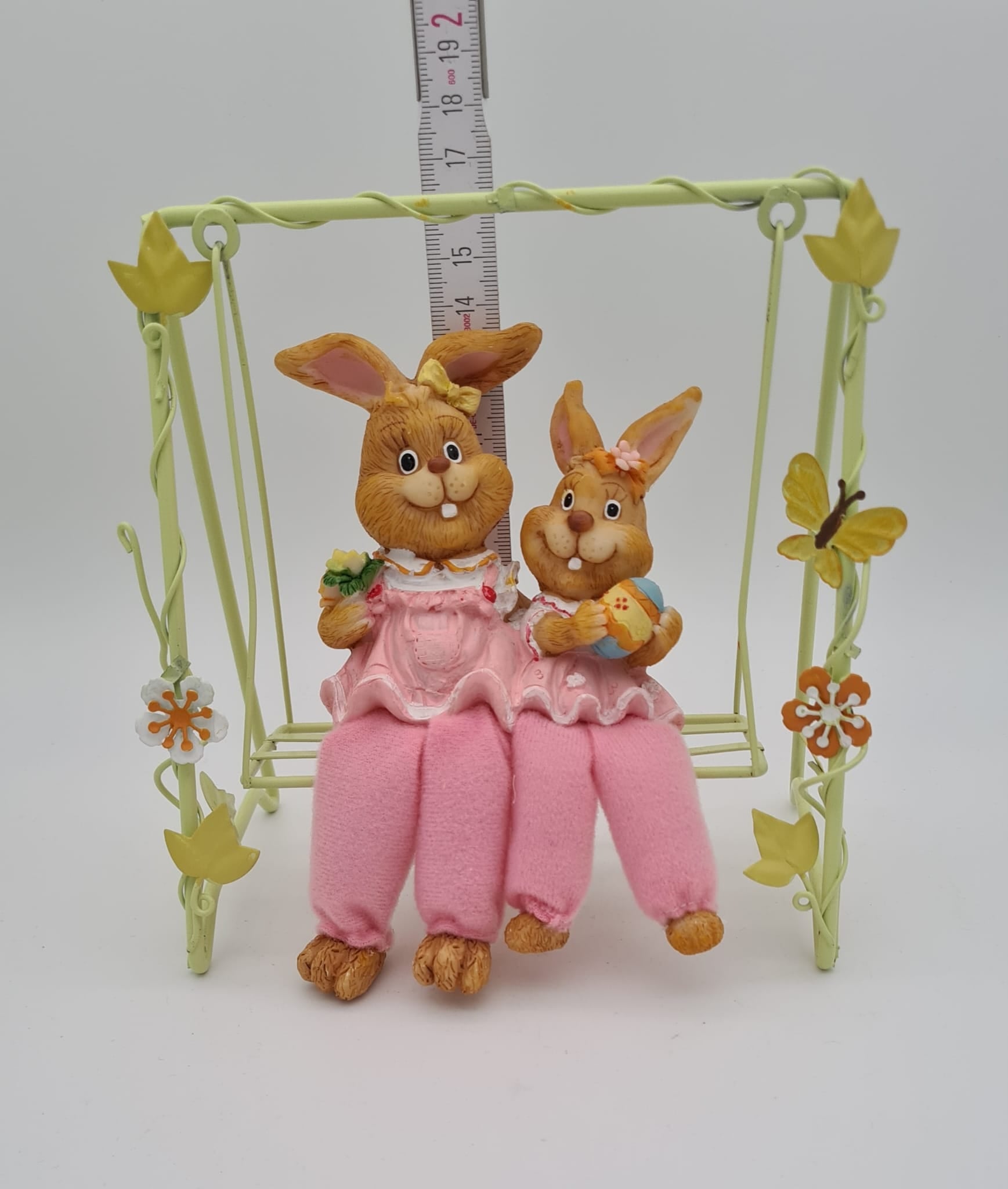 Deko-Osterhasen-Szene, Osterhase auf Schaukel, Osterdekoration