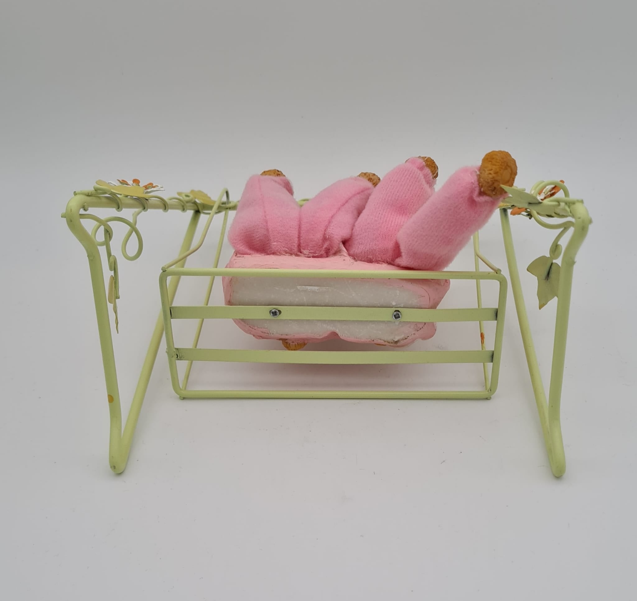 Deko-Osterhasen-Szene, Osterhase auf Schaukel, Osterdekoration