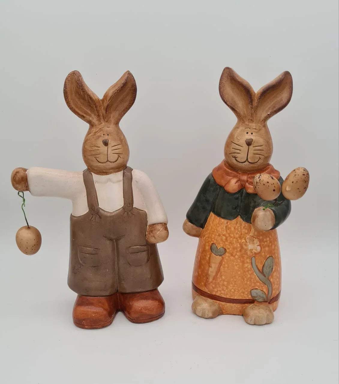 Osterhasen aus Keramik, Osterdekoration Osterhase und Osterhäsin