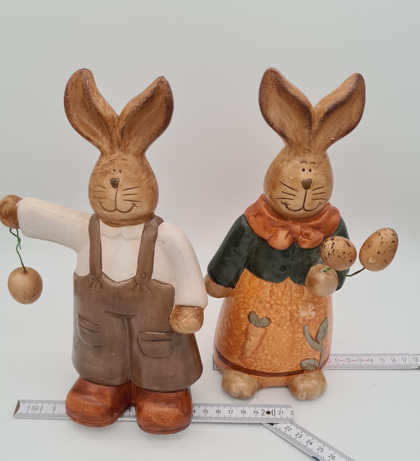 Osterhasen aus Keramik, Osterdekoration Osterhase und Osterhäsin