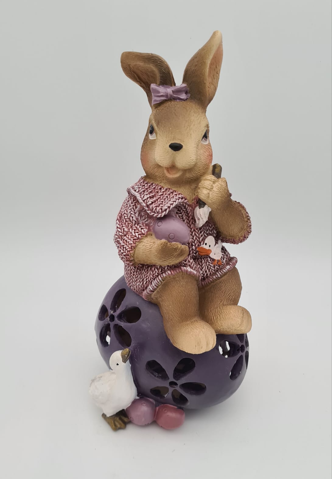 Osterhäsin auf Kugel aus Kunststoff, Osterdekoration