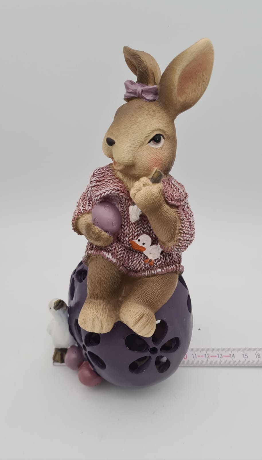 Osterhäsin auf Kugel aus Kunststoff, Osterdekoration