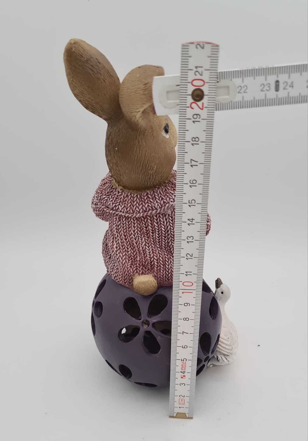 Osterhäsin auf Kugel aus Kunststoff, Osterdekoration