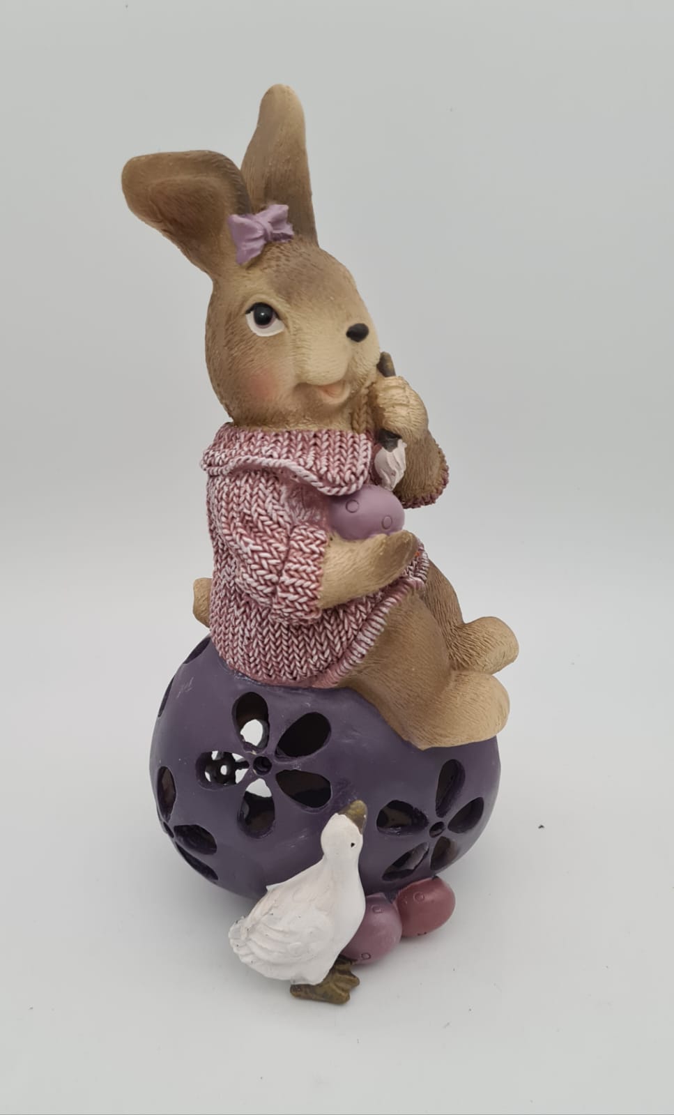 Osterhäsin auf Kugel aus Kunststoff, Osterdekoration