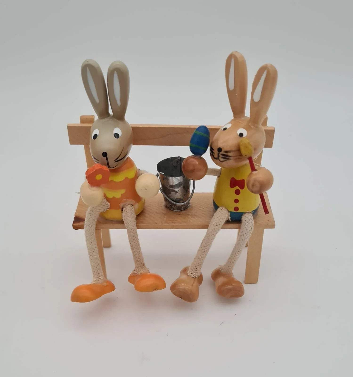 Osterhasen auf Bank, Osterdekoration