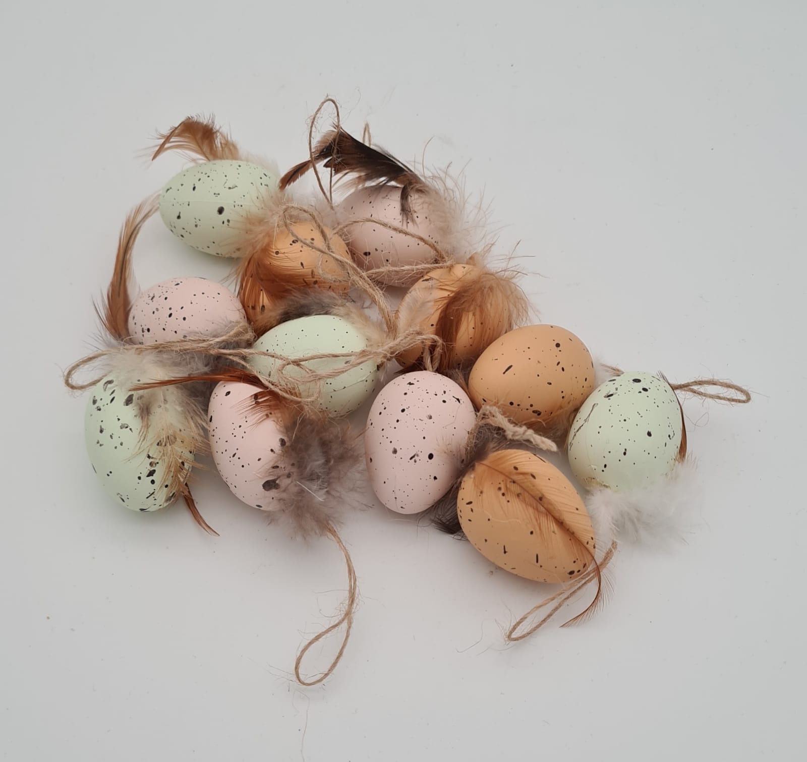 Ostereier mit Federn zum Aufhängen, Anhänger für den Osterstrauch, Osterdekoration