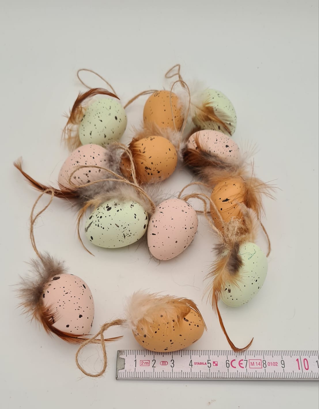 Ostereier mit Federn zum Aufhängen, Anhänger für den Osterstrauch, Osterdekoration