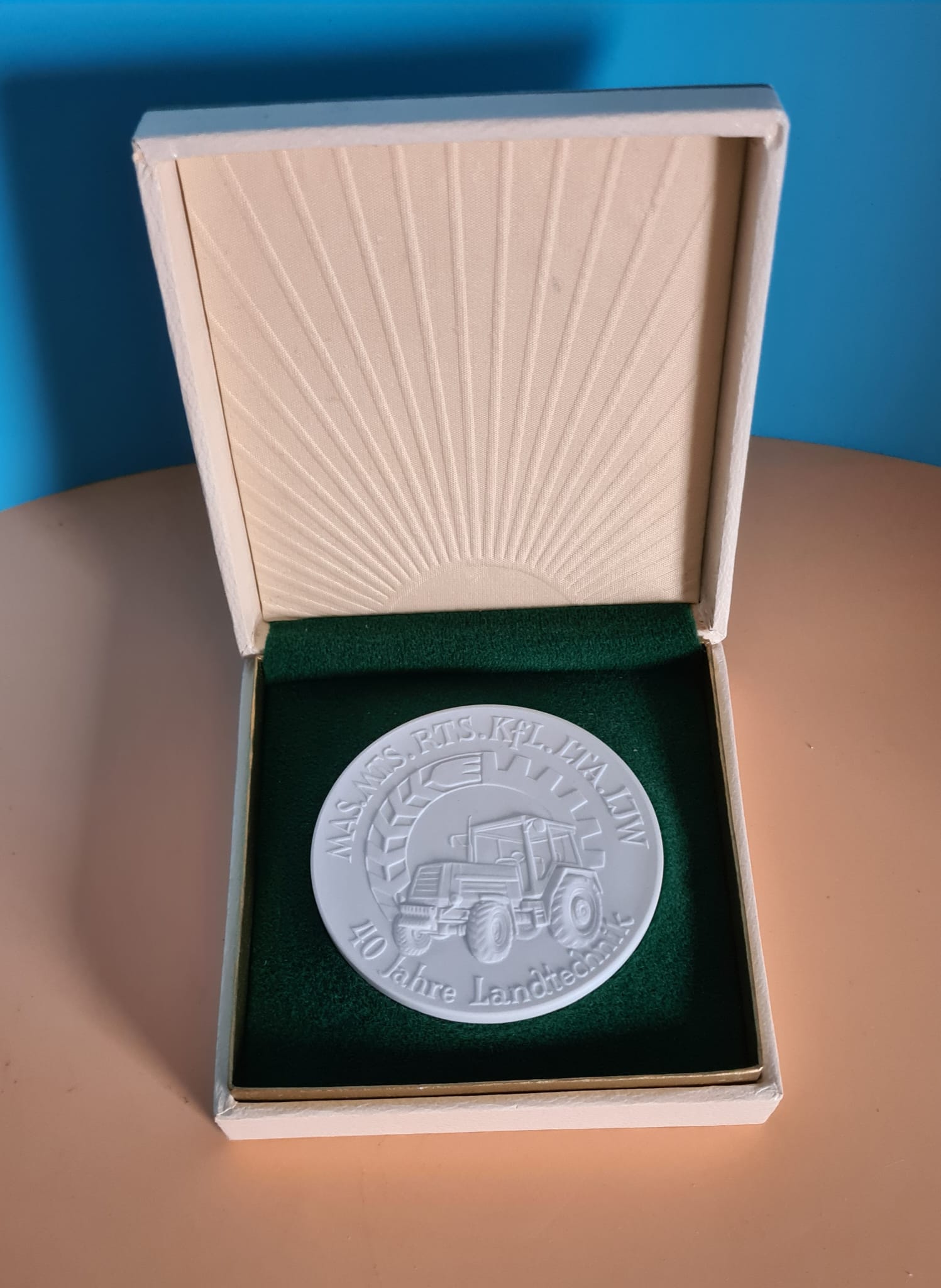 DDR Meissner Porzellan Medaille 40 Jahre Landtechnik OVP