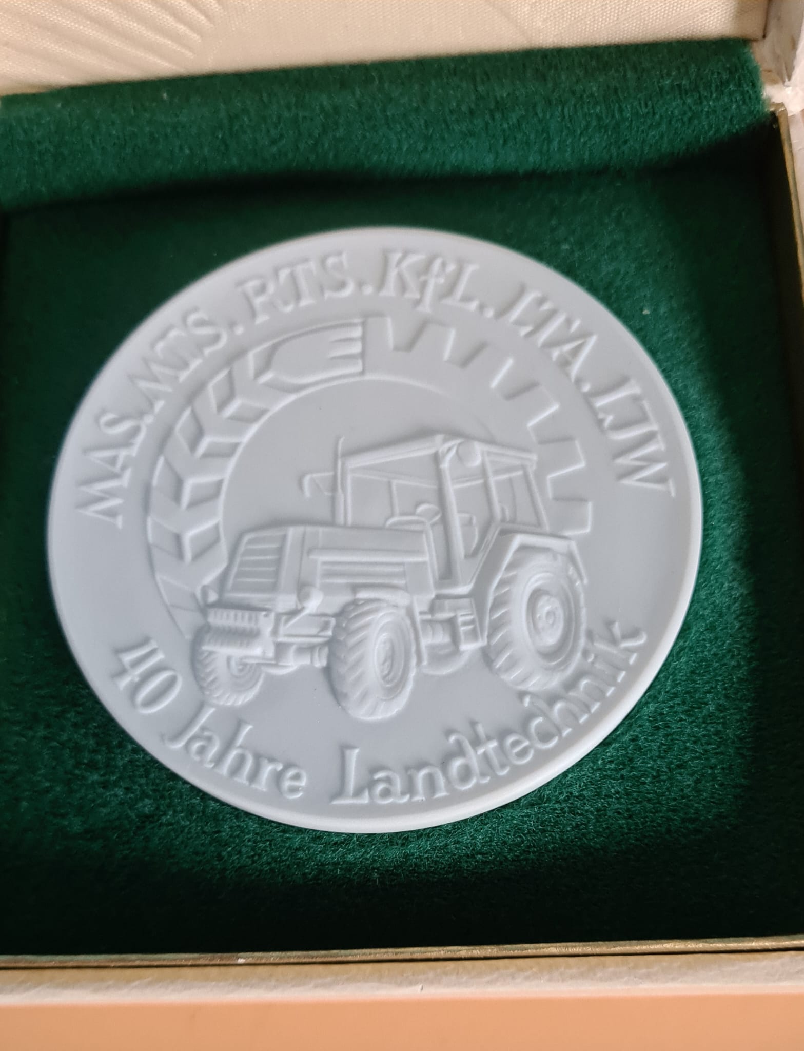 DDR Meissner Porzellan Medaille 40 Jahre Landtechnik OVP