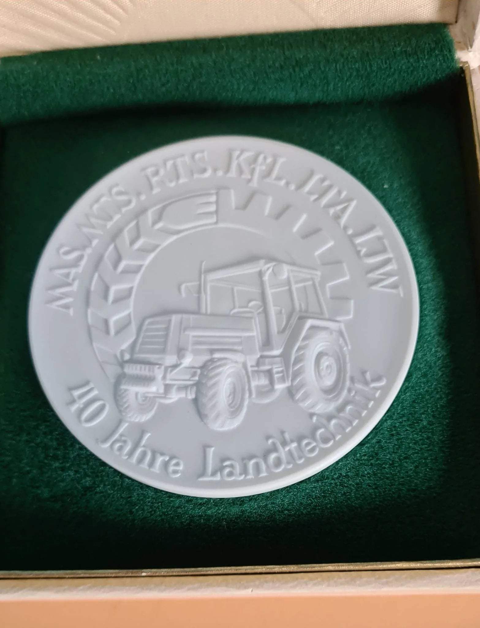 DDR Meissner Porzellan Medaille 40 Jahre Landtechnik OVP