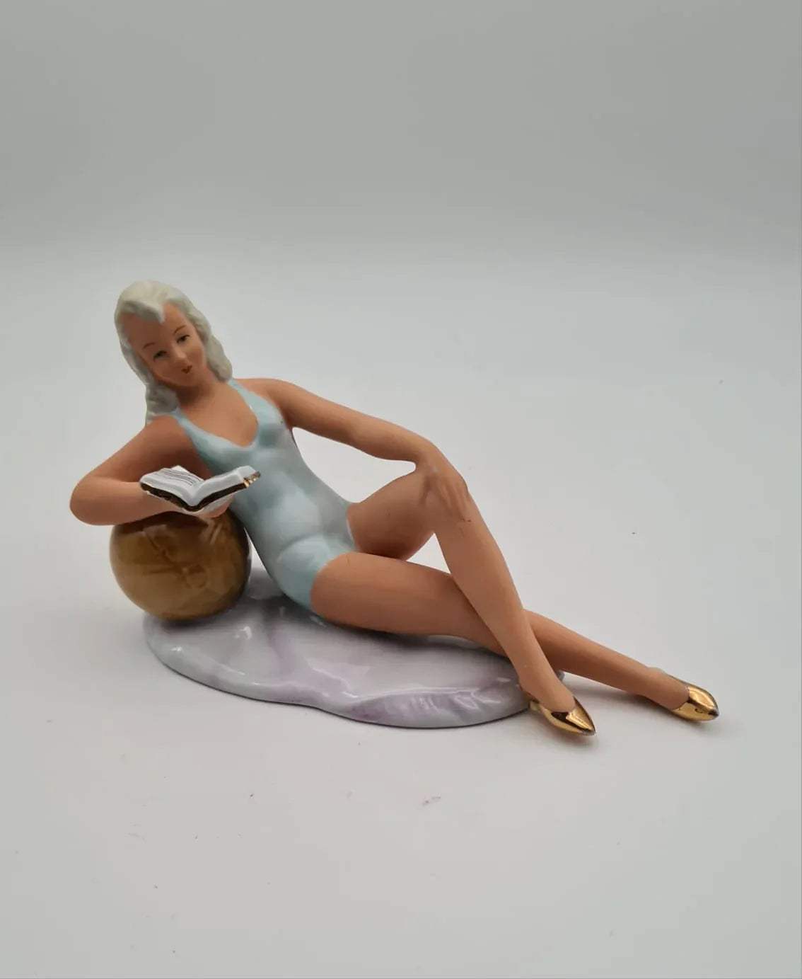 Porzellanfigur Frau im Badeanzug mit Buch Wagner & Apel