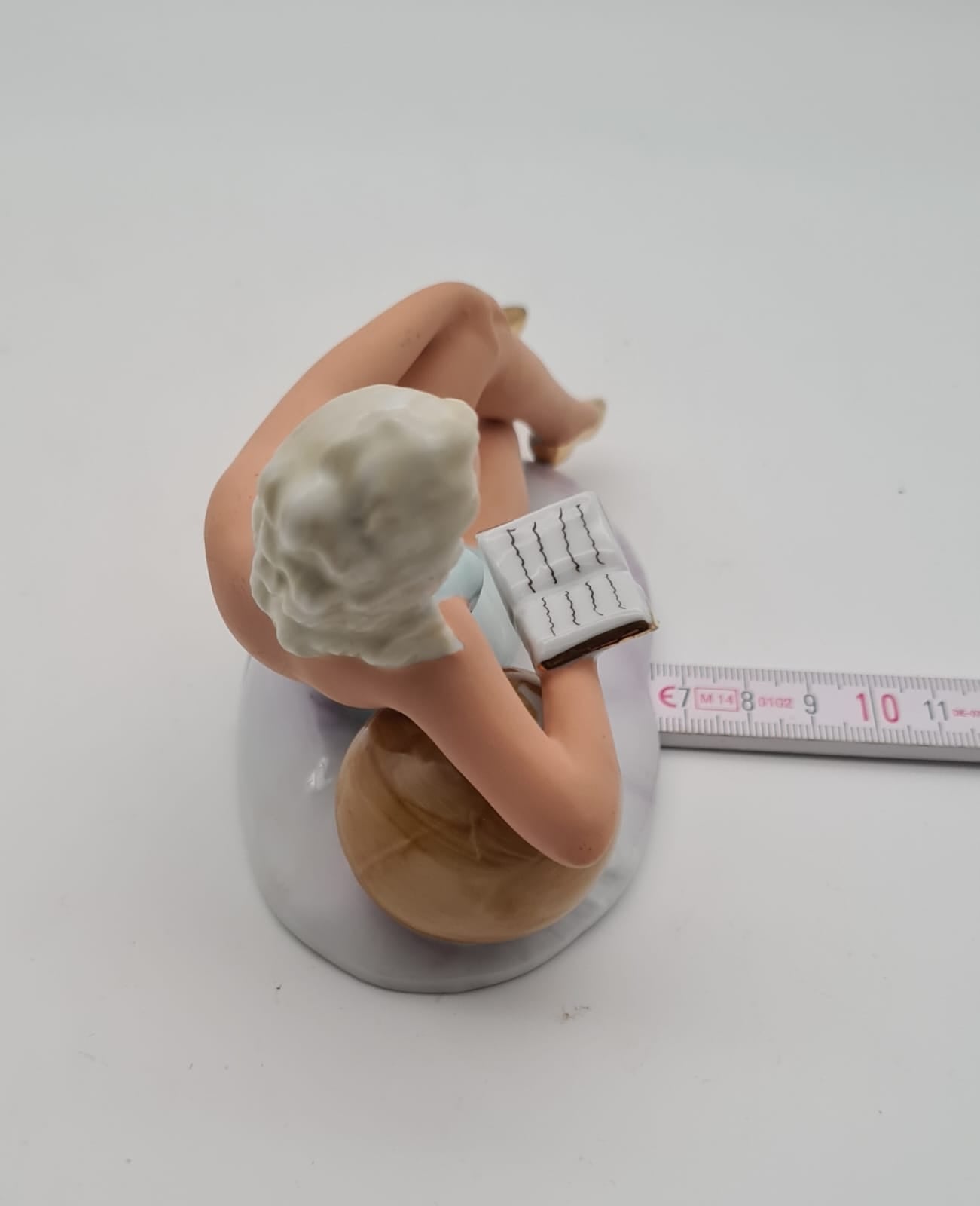 Porzellanfigur Frau im Badeanzug mit Buch Wagner & Apel